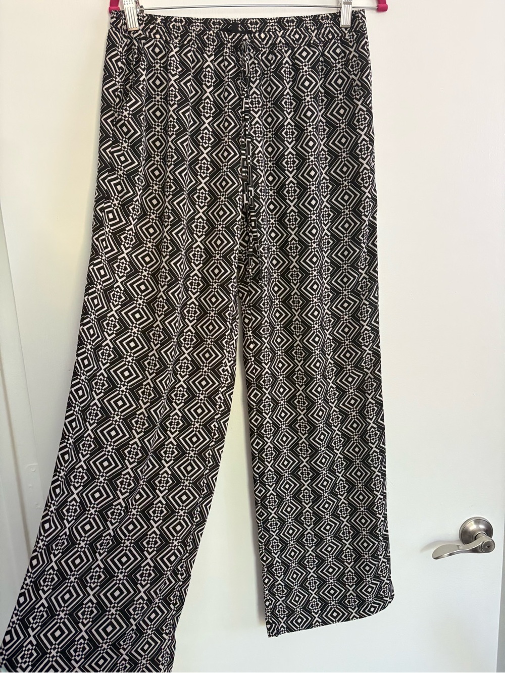 Olivaceous Black & White Geometric Wide-Leg Pants